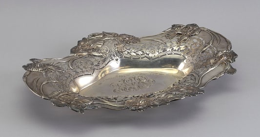 SHREVE & CO "IRIS" STERLING SILVER BREAD TRAY San Francisco, Early 20th Century Approx. 21.1 troy