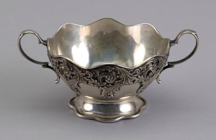 TIFFANY & CO. STERLING SILVER SUGAR BOWL New York, Early 20th Century Approx. 4.7 troy oz.