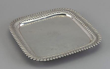 TIFFANY & CO. STERLING SILVER FOOTED TRAY New York, Early 20th Century Approx. 20.9 troy oz.