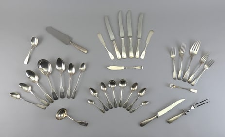 MERIDEN BRITANNIA CO. STERLING SILVER FLATWARE SET Meriden, Connecticut, Early 20th Century Approx.