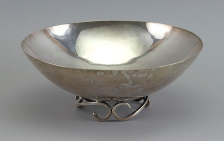 ALFREDO SCIARROTTA STERLING SILVER FOOTED BOWL Newport, Rhode Island, 1907-1985 Approx. 14.0 troy
