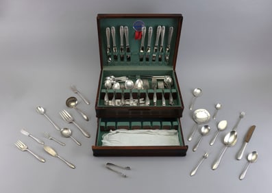 GORHAM "LYRIC" STERLING SILVER FLATWARE SET Providence, Rhode Island, Mid-20th Century Approx. 124.8