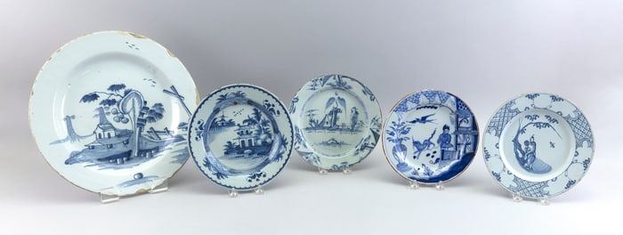 FIVE ENGLISH BLUE AND WHITE DELFT PLATES 18th Century