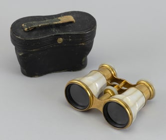 PAIR OF CASED MOTHER-OF-PEARL OPERA GLASSES 19th Century Case height 3".
