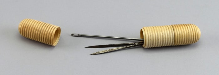 TURNED IVORY SAILOR'S NEEDLE CASE 19th Century Case length 6.25".