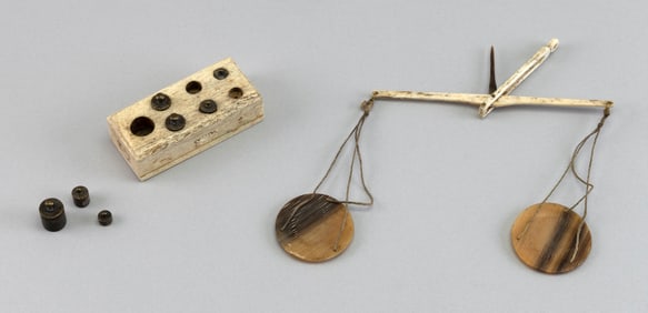 WHALEBONE BALANCE SCALE AND BRASS COUNTERWEIGHTS 19th Century Holder height 1.5". Length 3.25".