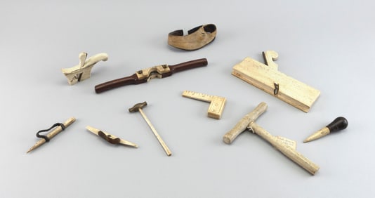 TEN WHALEBONE AND WOOD TOOLS 19th Century Lengths from 4.5" to 8".