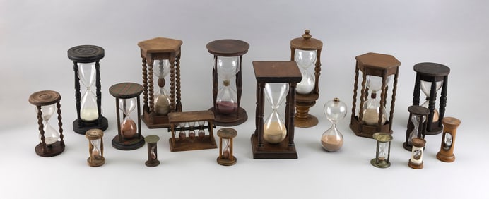 EIGHTEEN HOURGLASSES 19th/20th Century Heights from 3" to 9".