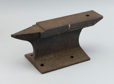 IRON JEWELER'S ANVIL 20th Century Height 4.75". Length 11.75".