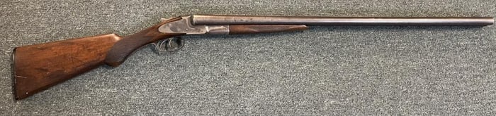 * L.C. SMITH FIELD GRADE DOUBLE-BARREL SHOTGUN 20th Century Length of barrels 28". Total length 45".