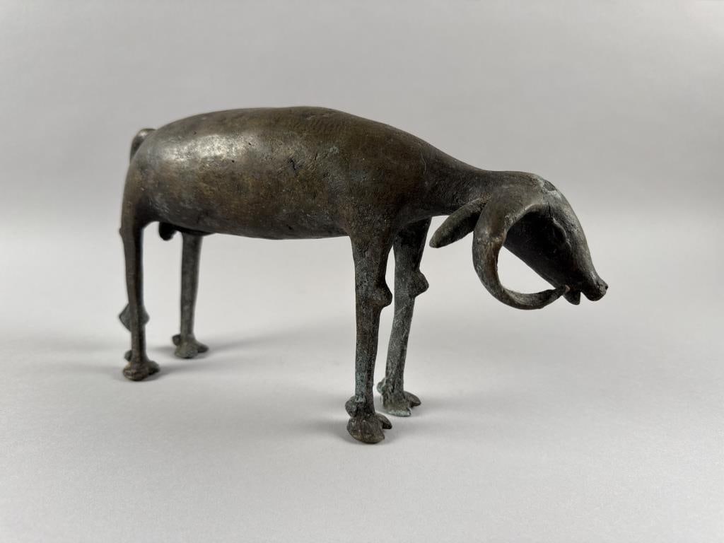 AFRICAN BRONZE FIGURE OF A BUFFALO Length 13".: AFRICAN BRONZE FIGURE OF A BUFFALO Green patina. Length 13".