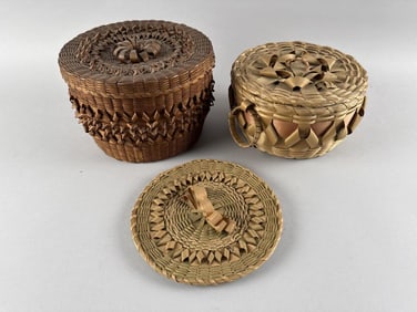 THREE MAINE INDIAN BASKETRY PIECES Early 20th Century Heights to 6". Diameters to 8.75".