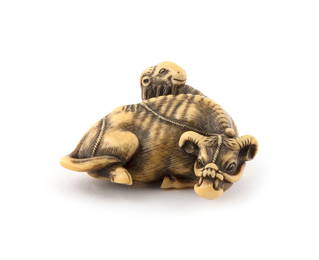 FINE JAPANESE KYOTO SCHOOL CARVED IVORY NETSUKE BY TOMOTADA 18th Century Length 1.75".