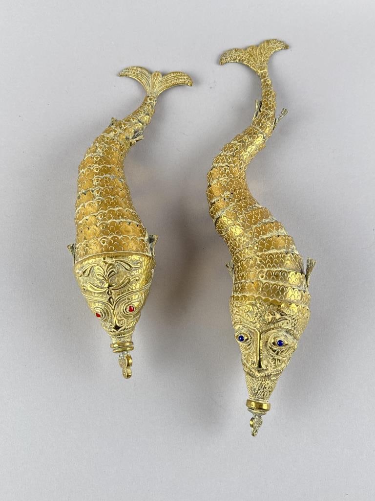 PAIR OF INDIAN ARTICULATED FISH-FORM GUNPOWDER FLASKS 19th Century Lengths 12" and 16".: PAIR OF INDIAN ARTICULATED FISH-FORM GUNPOWDER FLASKS19th CenturyWith glass eyes, one with blue and one with red.Lengths 12" and 16".