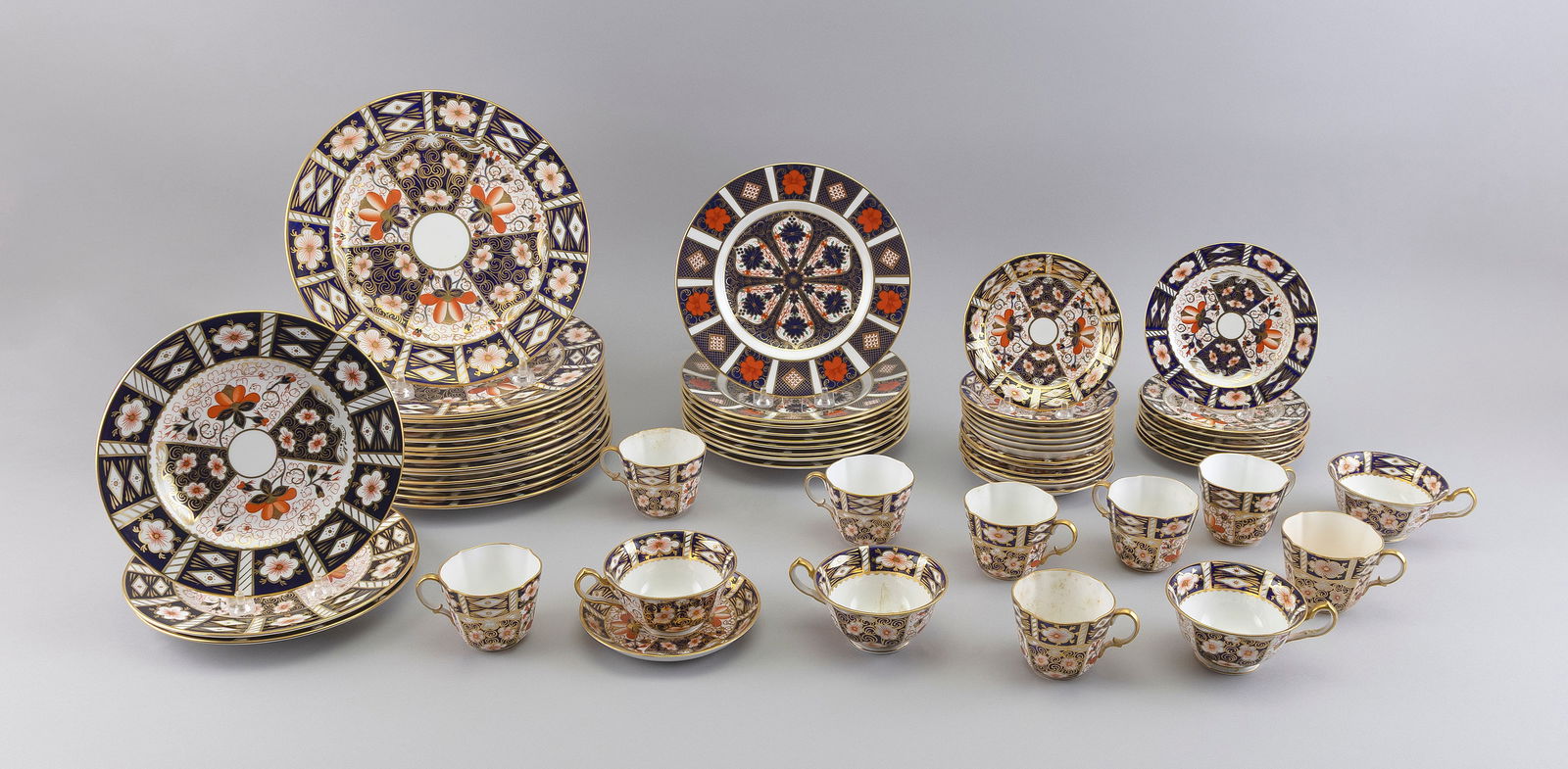 SET OF ROYAL CROWN DERBY IMARI PATTERN CHINA England, Early 20th Century (1 of 3)