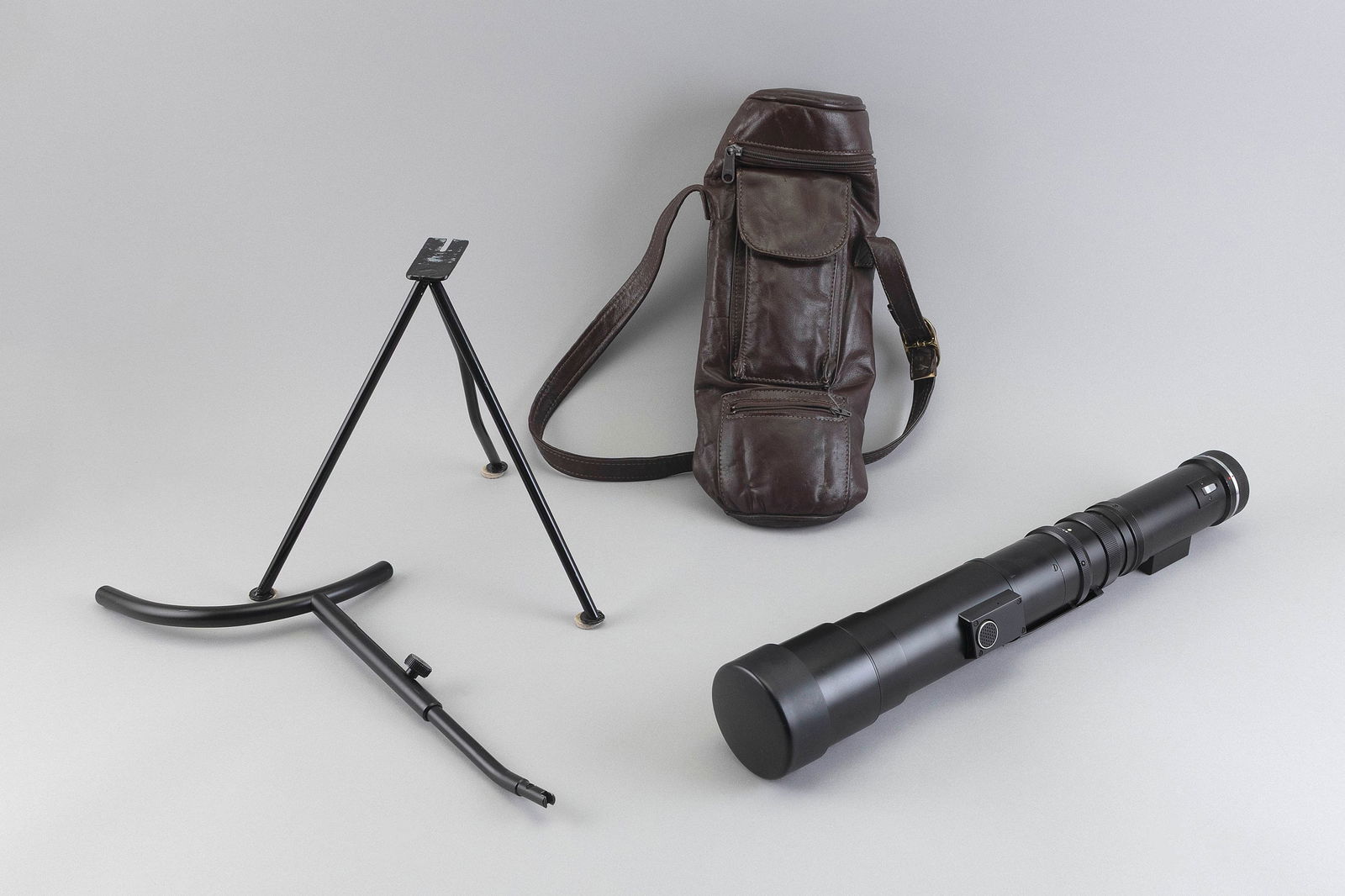 LEITZ TELYT-R 1:6.8 400MM LENS WITH CASE AND ACCESSORIES Case length 16".: LEITZ TELYT-R 1:6.8 400MM LENS WITH CASE AND ACCESSORIESSerial #2435615. Includes a soft-shell case, a black metal tripod stand and shoulder brace, and a Leica strap. IMPORTANT NOTE: The camera illust