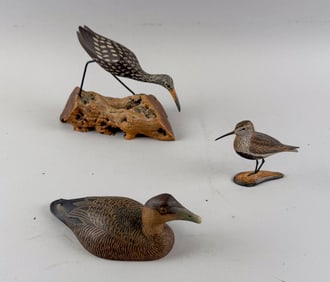 THREE DECORATIVE BIRD CARVINGS 20th Century Heights from 2.5" to 4.5".