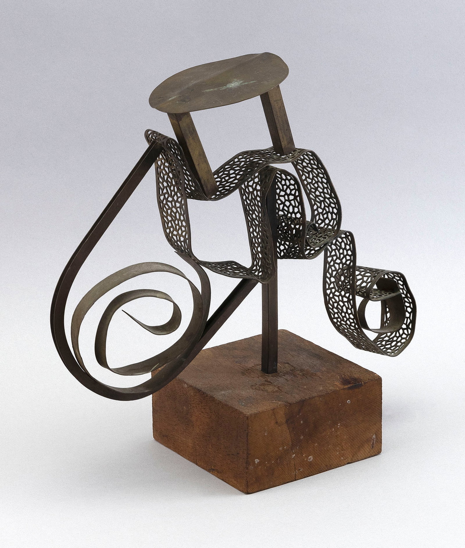ESTHER GENTLE (New York, 1899-1991), Abstract evoking ribbons., Metal, height 7.5". Width 9". Depth: ESTHER GENTLE New York, 1899-1991 Abstract evoking ribbons. Artist's signature affixed to wooden base. Metal, height 7.5". Width 9". Depth 3". Notes: New York City sculptor, painter, printmaker and ar