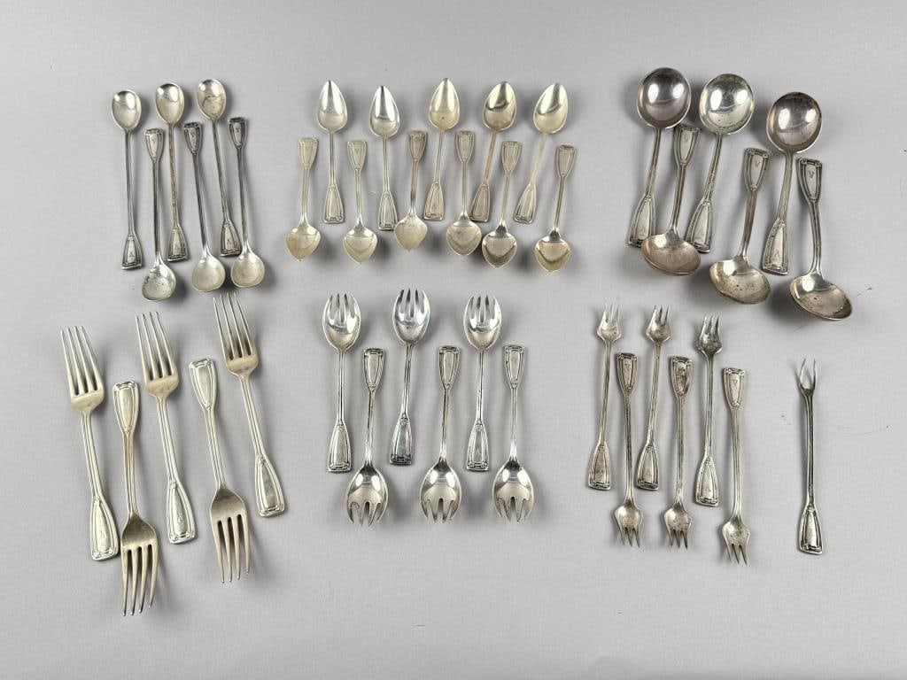 TIFFANY & CO. "ST. DUNSTON" STERLING SILVER FLATWARE SET New York, Early 20th Century Approx. 57.8 (1 of 3)