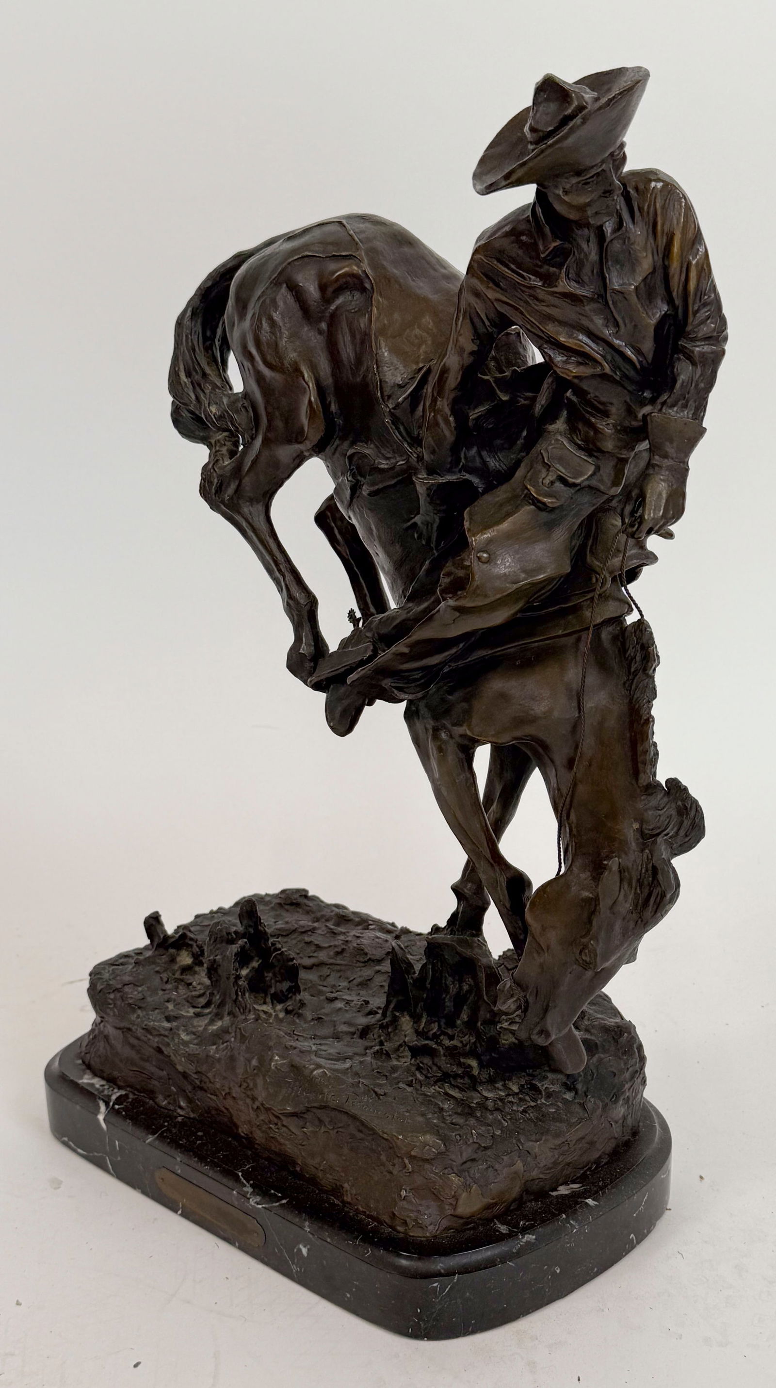 BRONZE AFTER FREDRICK REMINGTON'S "OUTLAW" 20th Century Total height 22". (1 of 4)