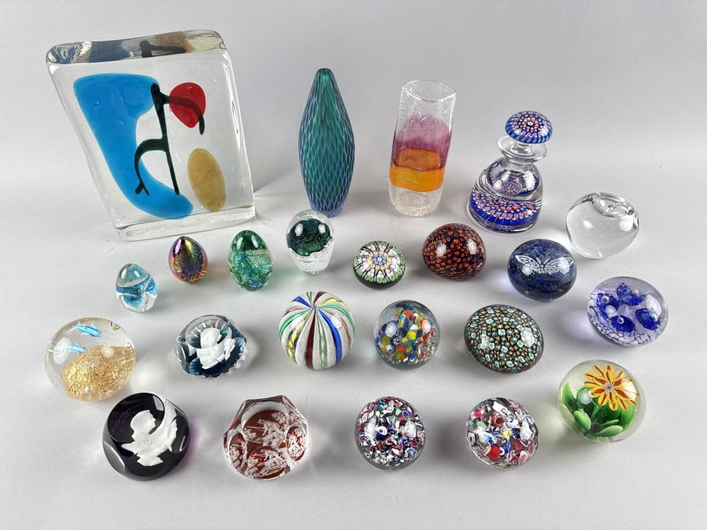 COLLECTION OF PAPERWEIGHTS AND OTHER CONTEMPORARY GLASS 20th Century Heights from 2" to 9". (1 of 4)