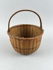 ROWLAND FOLGER NANTUCKET BASKET Late 19th Century Height to rim 4.5". Diameter 6.75".