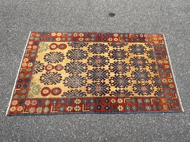 ORIENTAL RUG: 4'0" X 6'9" 20th Century