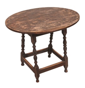 MAPLE AND PINE TAVERN TABLE New England, 18th Century Height 24.5". Top 30.75" x 24".