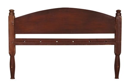 RED PAINTED BEDSTEAD America, Late 18th/Early 19th Century Maximum height 31". Length 73.5". Width