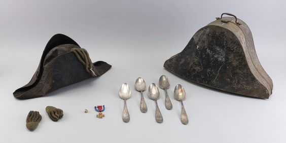 MILITARY ORDER OF THE LOYAL LEGION OF THE UNITED STATES 19th Century Hat box length 18".