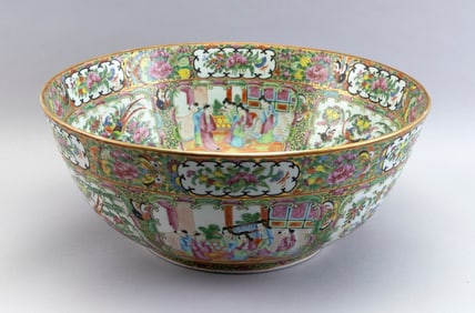 LARGE CHINESE EXPORT ROSE MEDALLION PORCELAIN BOWL 19th Century Height 6". Diameter 15".