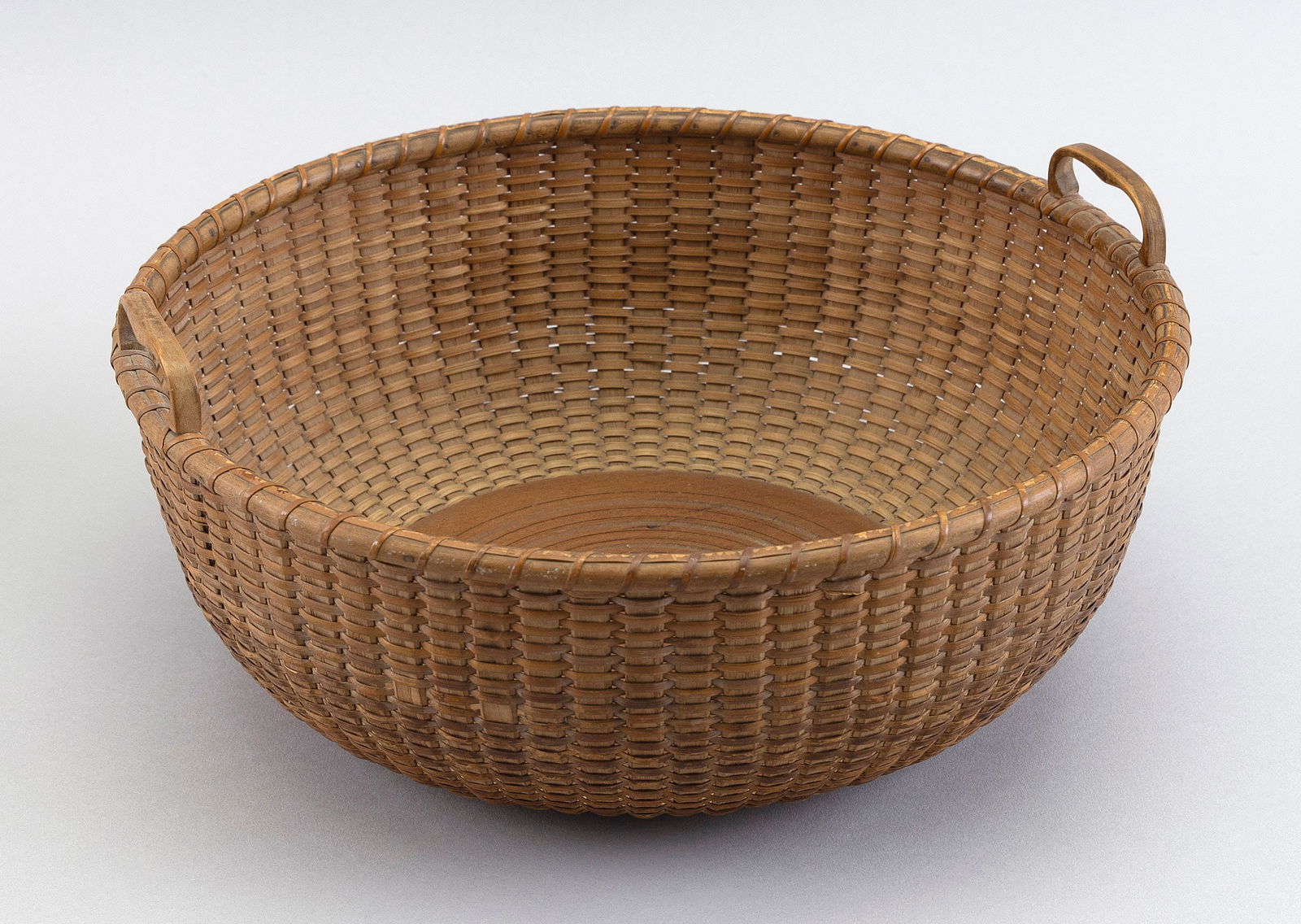 NANTUCKET BASKET 20th Century Height 3.75". Diameter 9.5". (1 of 3)
