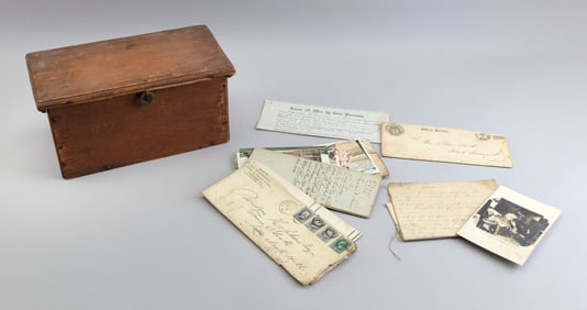 RED-WASHED DOCUMENT BOX America, 19th Century Height 5.5". Width 11.5". Depth 6".