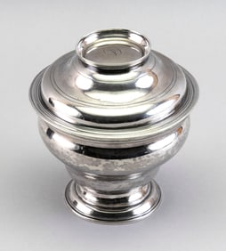 EARLY AMERICAN SILVER LIDDED FOOTED JAR BY BENJAMIN BURT Boston, Late 18th Century Approx. 10.1 troy