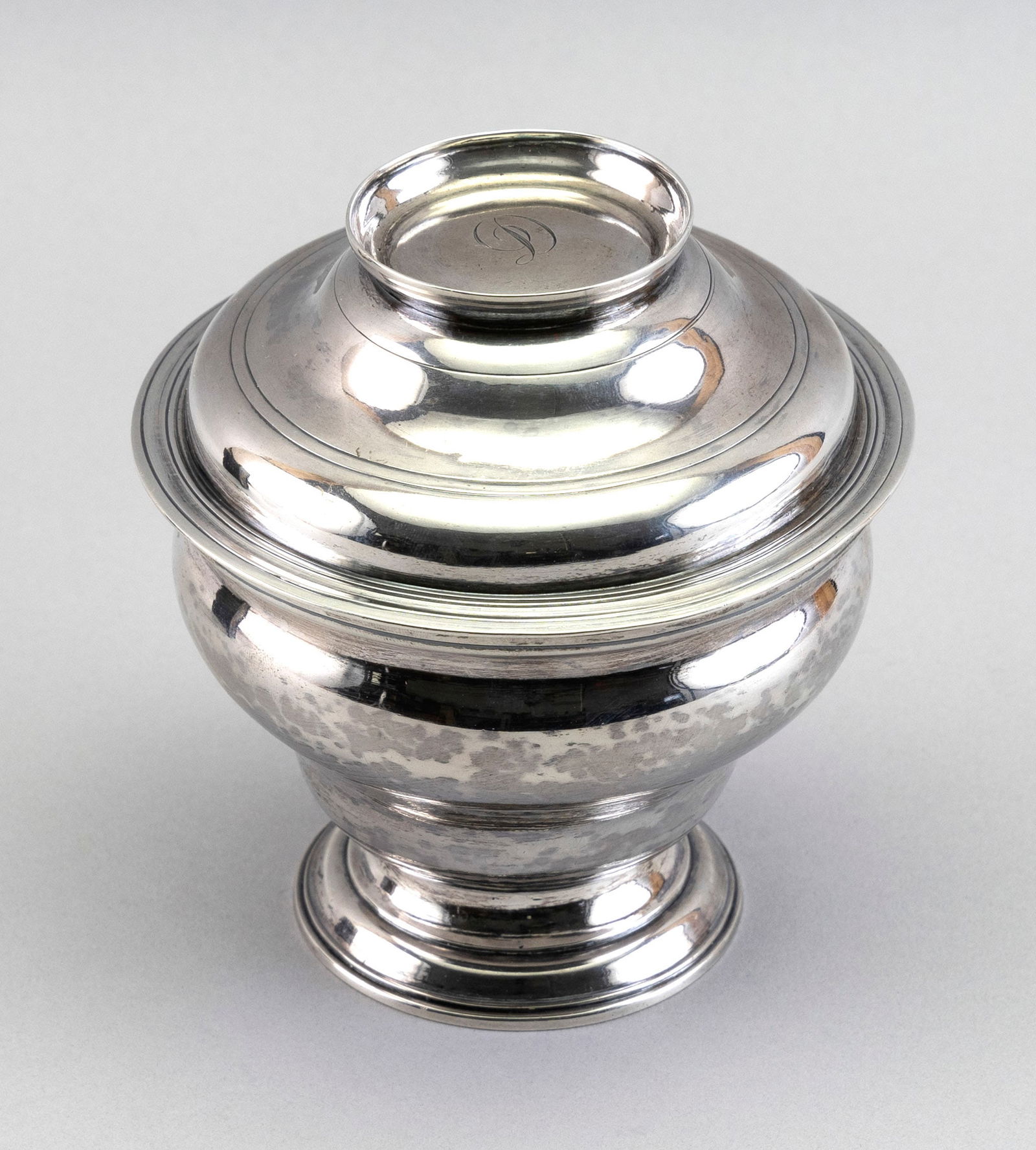 EARLY AMERICAN SILVER LIDDED FOOTED JAR BY BENJAMIN BURT Boston, Late 18th Century Approx. 10.1 troy