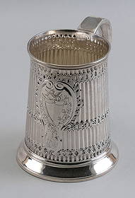 FINE GEORGIAN STERLING SILVER TANKARD London, 18th Century Approx. 11.6 troy oz.: FINE GEORGIAN STERLING SILVER TANKARDLondon, 18th CenturyDate letter "e", likely for 1780. Untraced maker's mark, possibly Jeremiah King. Height 4.75". Diameter at foot 4.125".Approx. 11.6 troy oz.