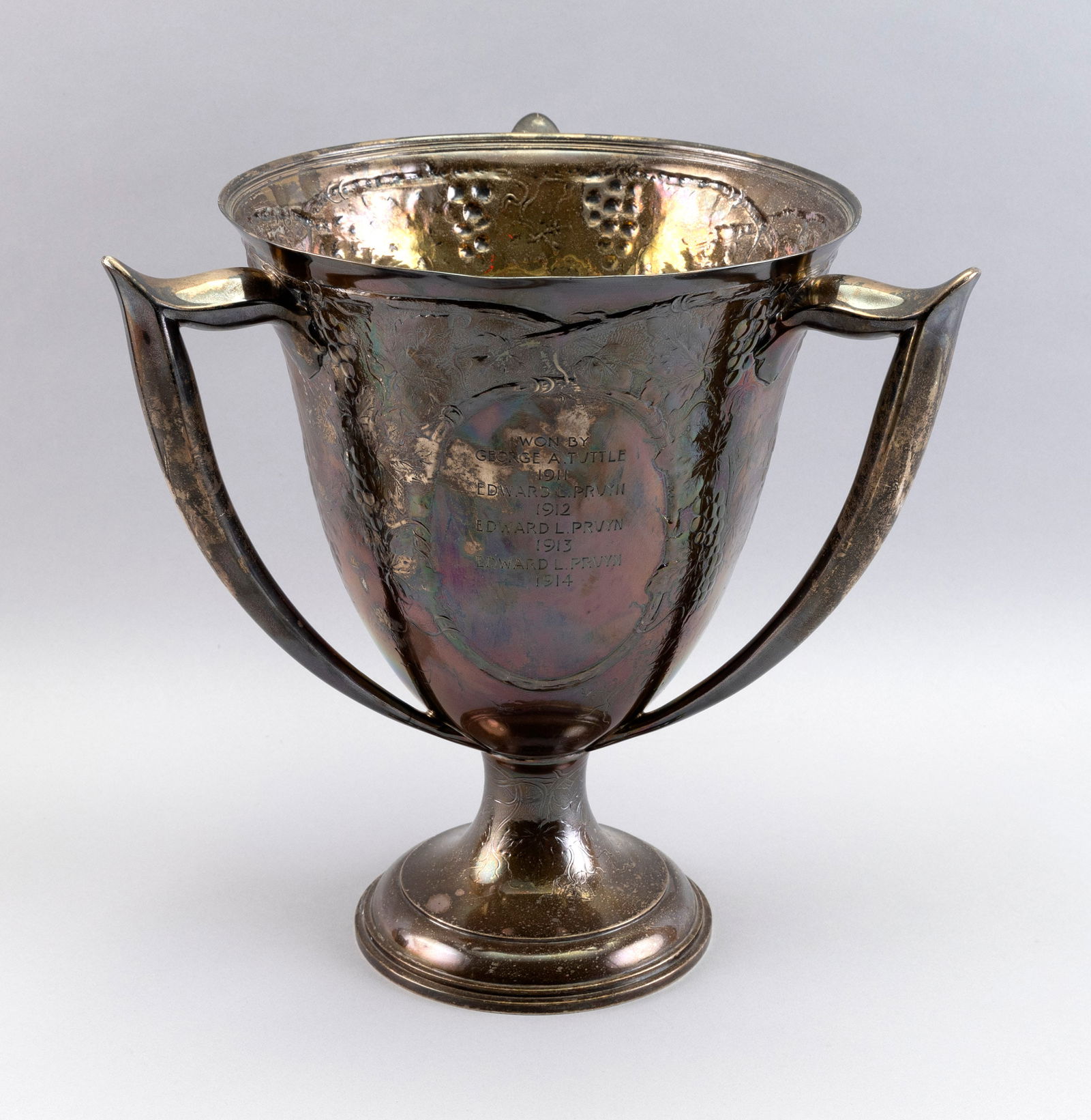 TIFFANY & CO. STERLING SILVER GOLF TROPHY New York, Early 20th Century Approx. 72.4 troy oz. (1 of 4)