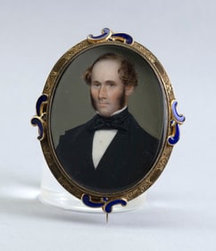 PORTRAIT MINIATURE OF A GENTLEMAN SET WITHIN A GOLD BROOCH Scotland, Mid-19th Century Approx. 18.94