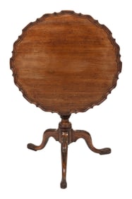 CHIPPENDALE MAHOGANY TILT-TOP TABLE 18th Century Height 27". Top diameter 27".
