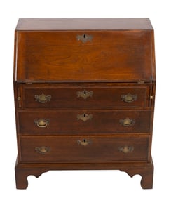 CHILD'S FEDERAL-PERIOD MAHOGANY SLANT-LID DESK 19th Century Height 33.5". Width 28". Depth 16".