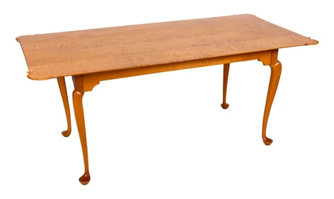 CUSTOM-MADE QUEEN ANNE-STYLE TIGER MAPLE DINING TABLE New England, 20th Century Height 29.5". Length