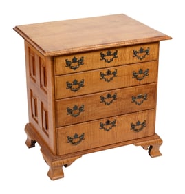 CUSTOM-MADE TIGER MAPLE FOUR-DRAWER BUREAU 20th Century Height 29.5". Width 29". Depth 22".
