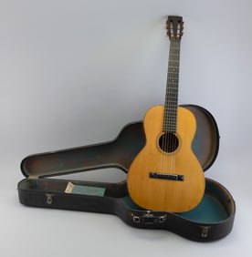 MARTIN 1925 ACOUSTIC GUITAR 1925 Length 38". With case.