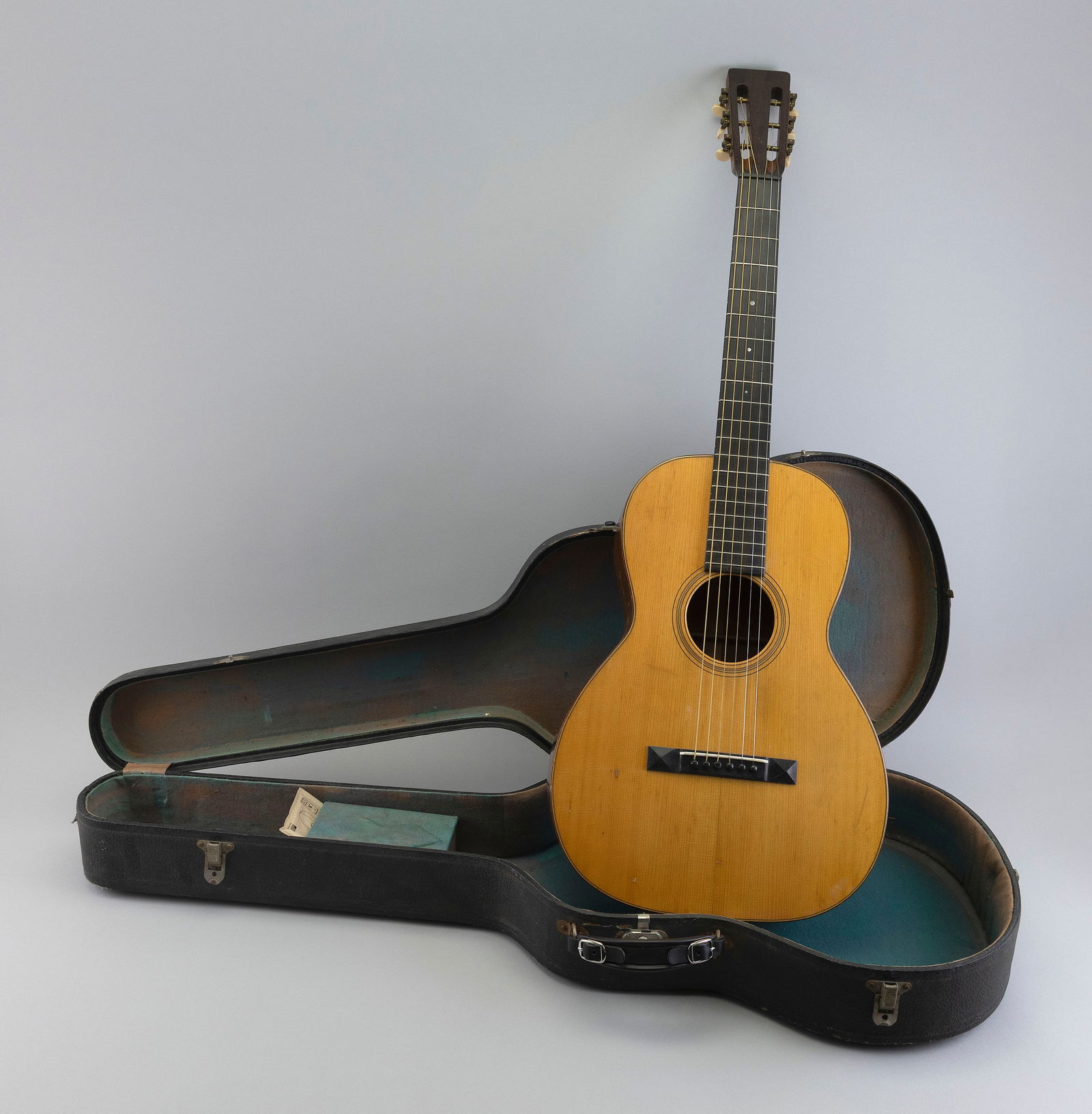 MARTIN 1925 ACOUSTIC GUITAR 1925 Length 38". With case. (1 of 10)