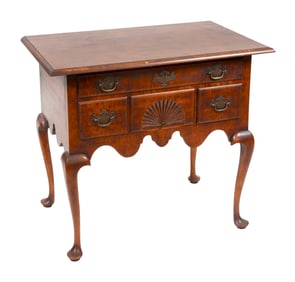 ELDRED WHEELER QUEEN ANNE-STYLE TIGER MAPLE LOWBOY Massachusetts, 20th Century Height 30.5". Width