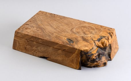 MICHAEL ELKAN (AMERICA, 1942-2014) LIVE EDGE MAPLE BURLWOOD BOX Circa 1985 Height 3". Width 12.5".