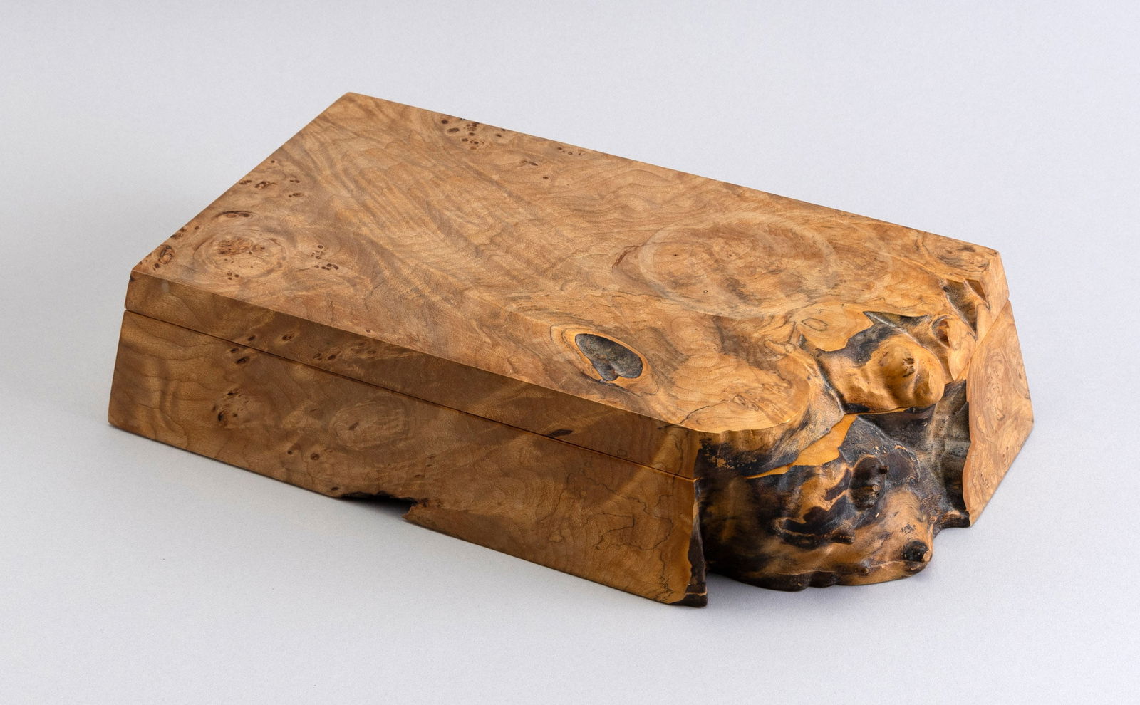 MICHAEL ELKAN (AMERICA, 1942-2014) LIVE EDGE MAPLE BURLWOOD BOX Circa 1985 Height 3". Width 12.5".: MICHAEL ELKAN (AMERICA, 1942-2014) LIVE EDGE MAPLE BURLWOOD BOXCirca 1985Hinged lid conceals two interior compartments. Signed on underside "Michael Elkan Studio".Height 3". Width 12.5". Depth 6.75".
