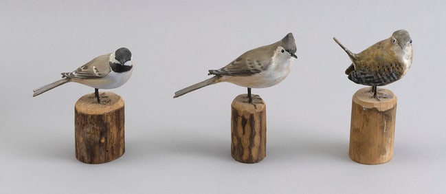 THREE PETER PELTZ LIFE-SIZE SONGBIRDS East Sandwich, Massachusetts, 1915-2001 Heights approx. 3".