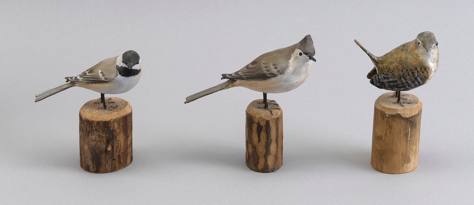 THREE PETER PELTZ LIFE-SIZE SONGBIRDS East Sandwich, Massachusetts, 1915-2001 Heights approx. 3". (1 of 3)