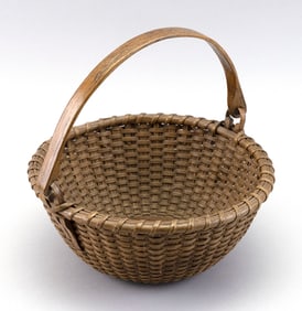 UNUSUAL SWING-HANDLED BASKET 20th Century Diameter 11".